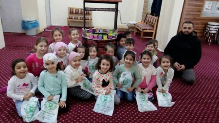 MİNİK ÇOCUKLARIMIZ AFRİKA SU KUYUSU İÇİN KUMBARALARINI VERDİLER.